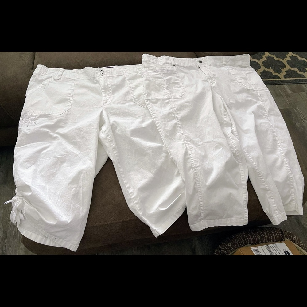 2 pair like new Gloria Vanderbilt/Avenue cotton/spandex white capris size 22